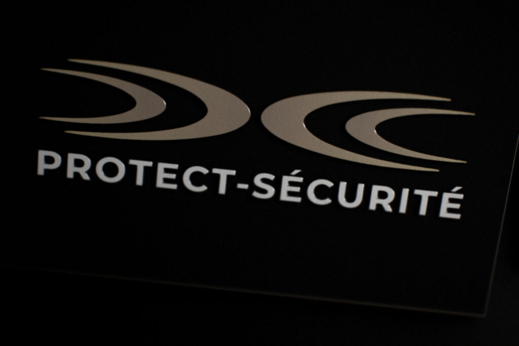 Carte de visite Protect-Sécurité en gros plan : logo en vernis 3D brillant sur papier noir soft touch 350 g/m²